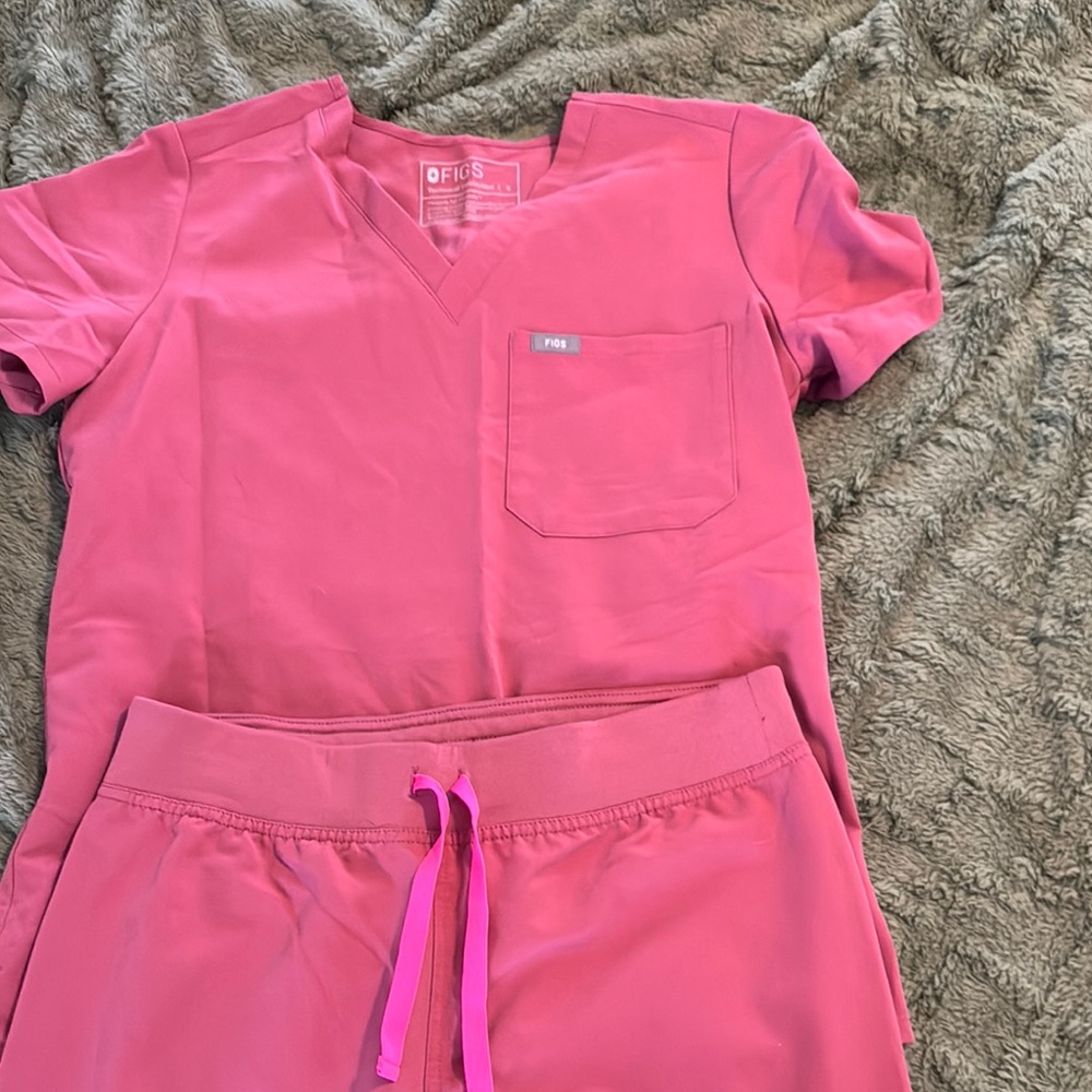 Figs Vivid Pink Scrub Set
